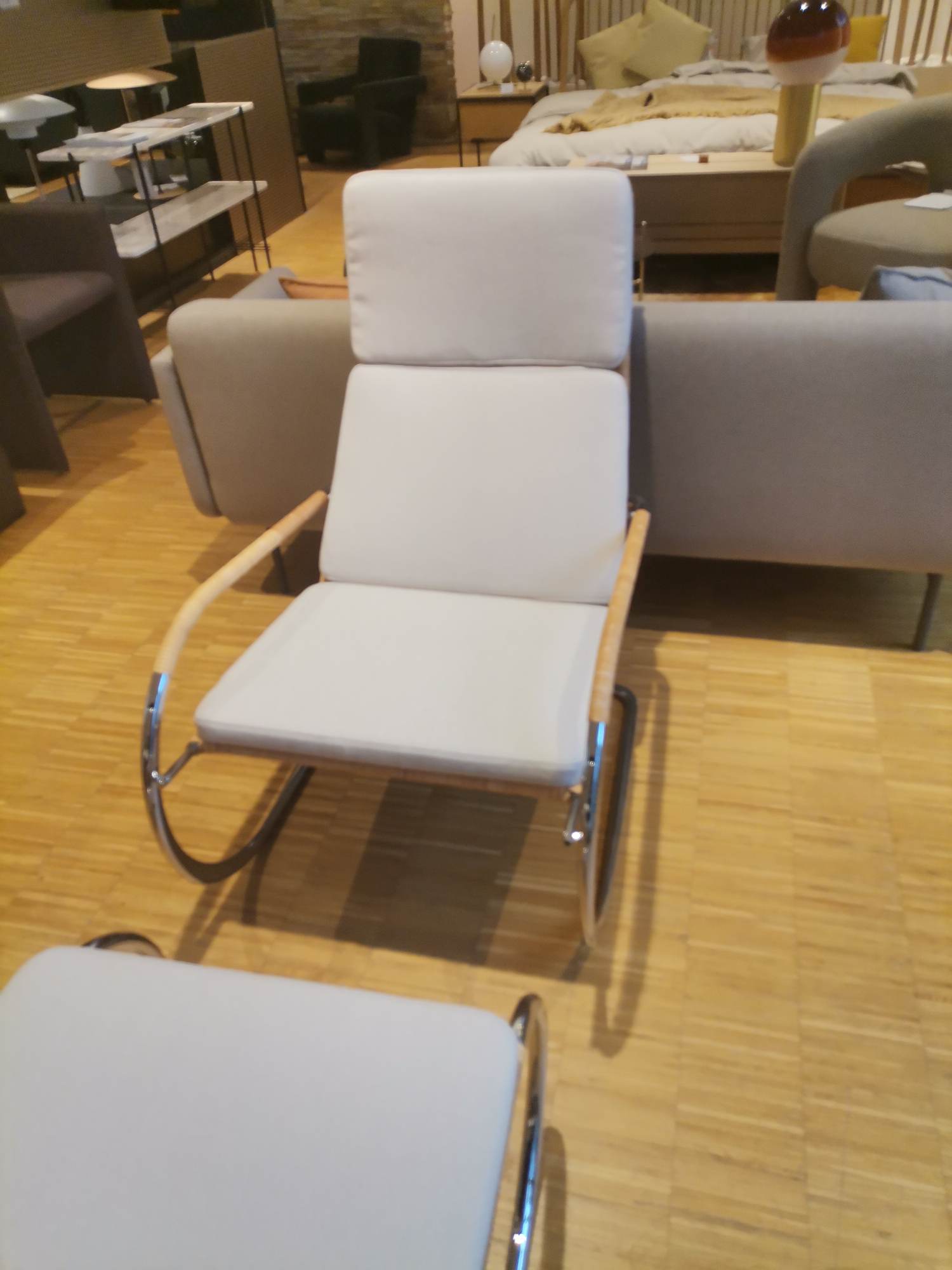 D35-1 Cantilever chair with stool NATURAL FABRIC / FABRIC II ARCO CALLA Tecta EXHIBITION PIECE