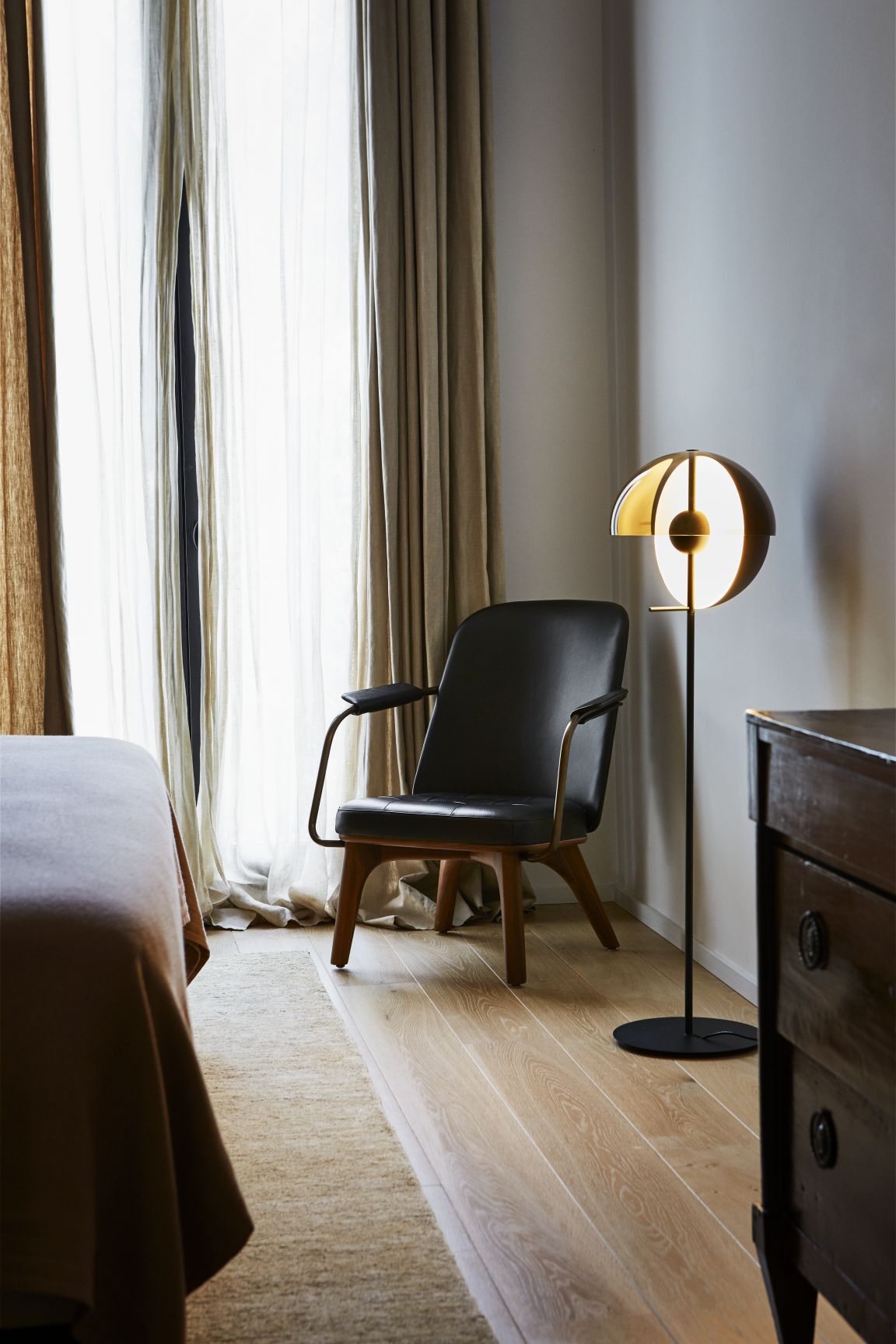 Theia P Floor lamp black Marset