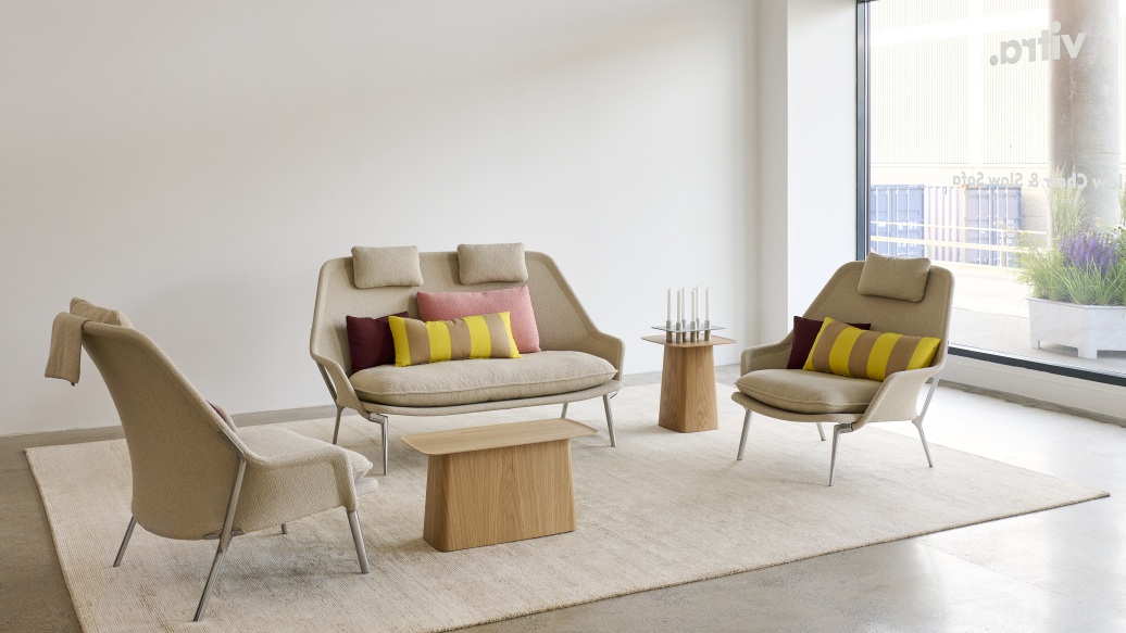 Vitra Slow Chair Sessel mit Stoffbezug in Beige und passenden Möbeln im Wohnzimmer.