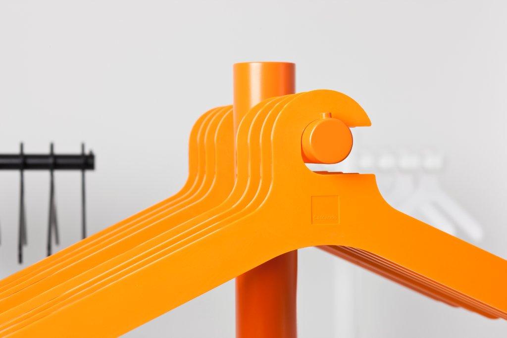 Pole coat hanger Cascando