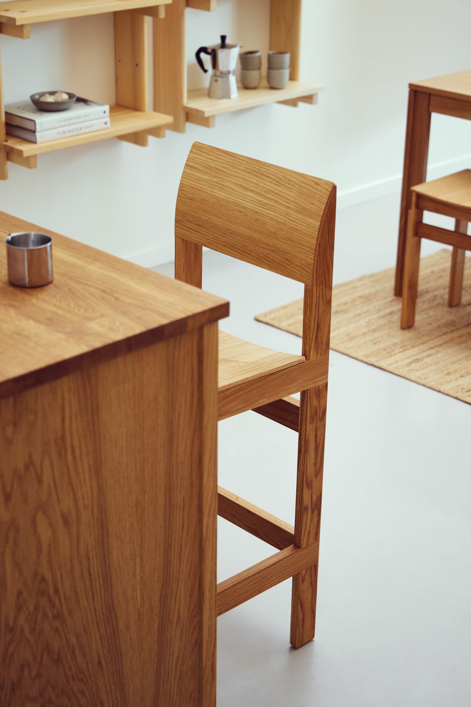 Nahaufnahme des Sonder Barhocker 65 von Form & Refine aus hellem Eichenholz in modernem Küchendesign.