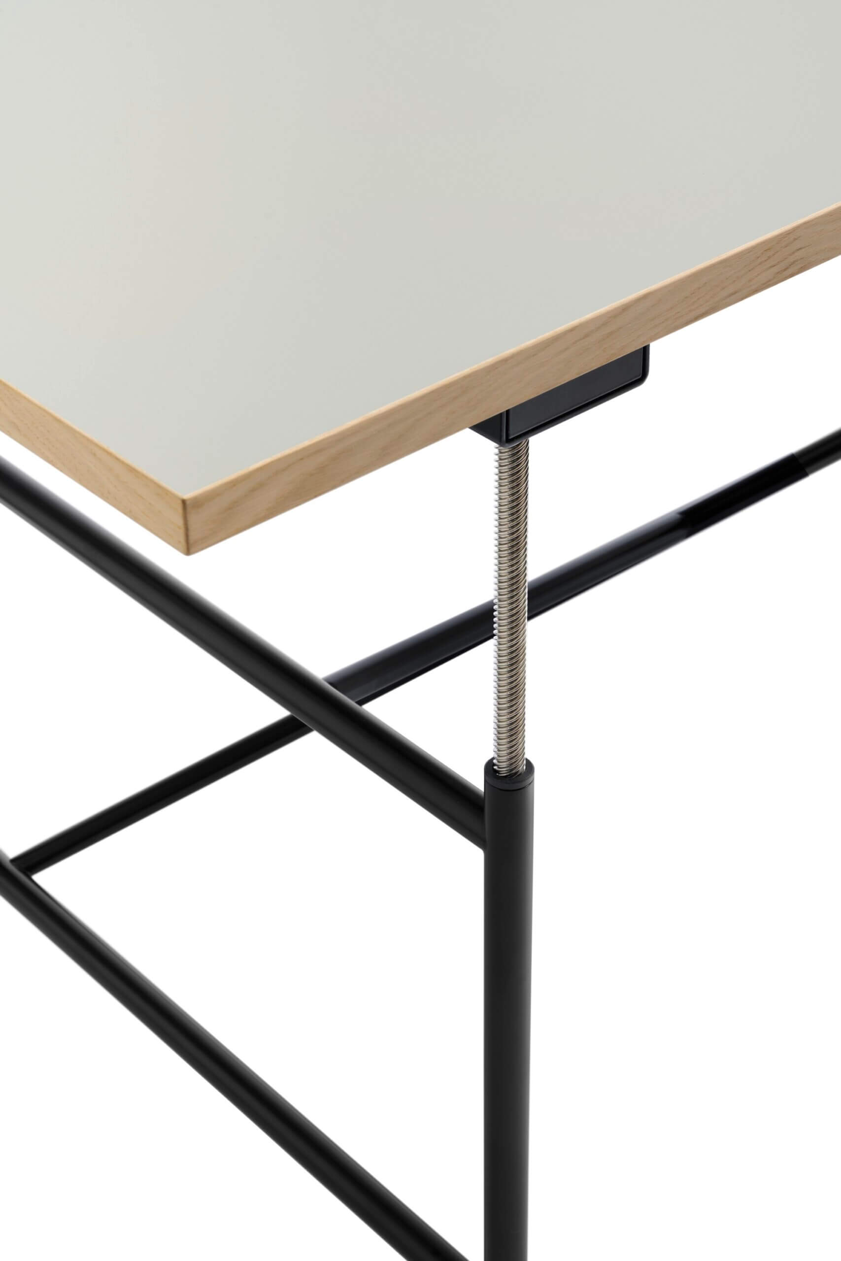 Detailaufnahme des Eiermann Tischgestells mit elektrischer Höhenverstellung und schwarzem Stahlrohrrahmen.