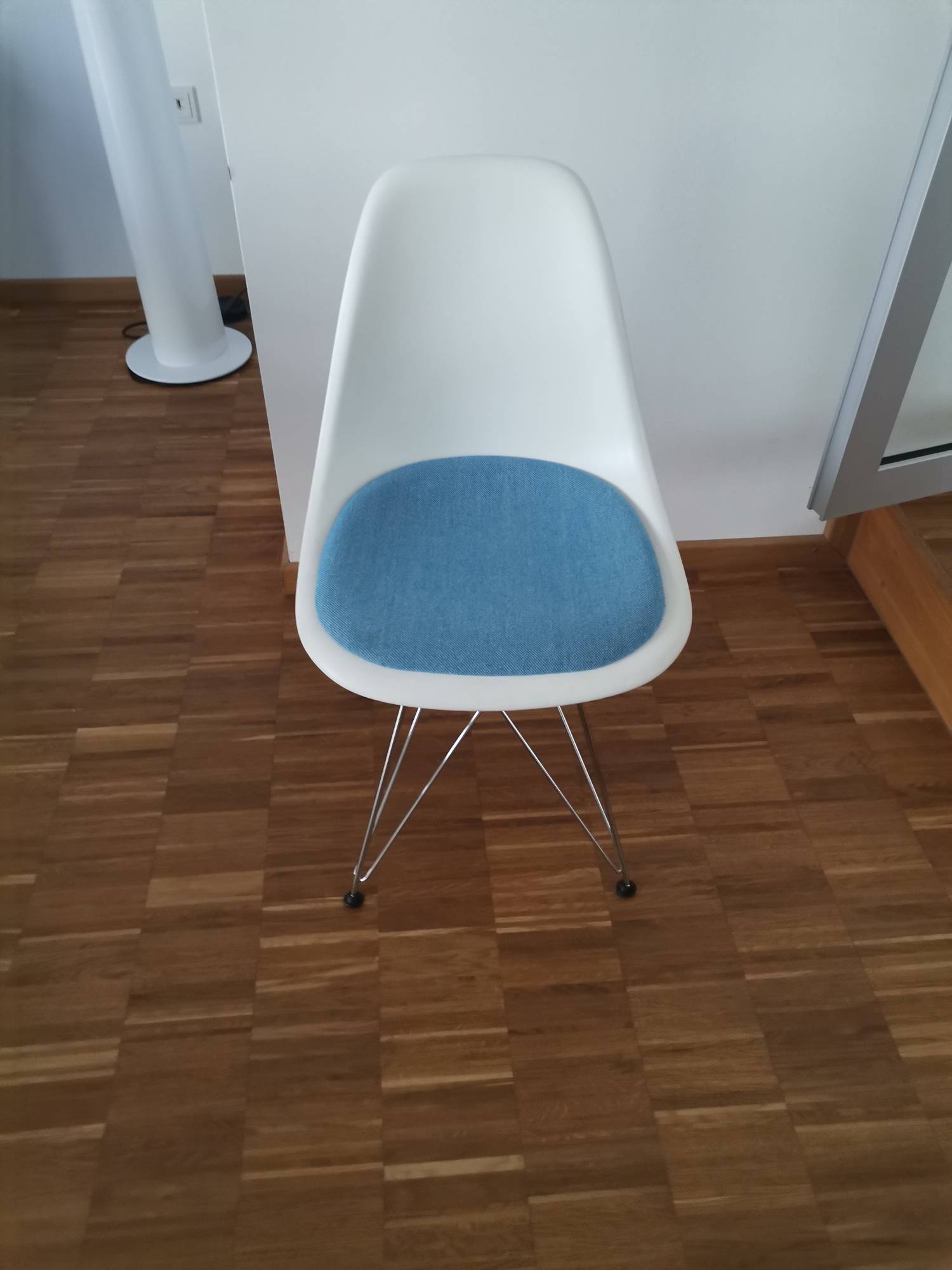 Eames Plastic Side Chair DSR chair with seat cushion Vitra chrome - Hopsak BLUE, WHITE EXHIBITION PIECE (3x available) 
