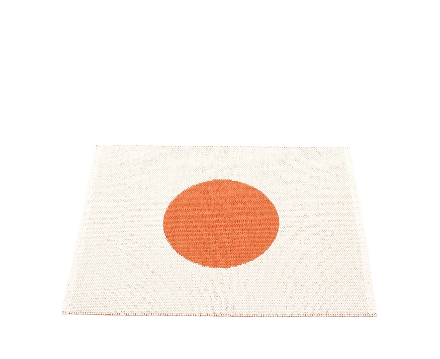 Vera Small One Pappelina Kunststoffteppich, 70x90 cm, orangefarbener Kreis auf creme-weißem Teppich, für Innen- und Außenbereich.