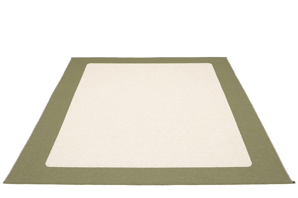 Ilda Kunststoffteppich 180x180 cm von Pappelina in Kiefer-Grün und Beige, ein moderner Teppich.