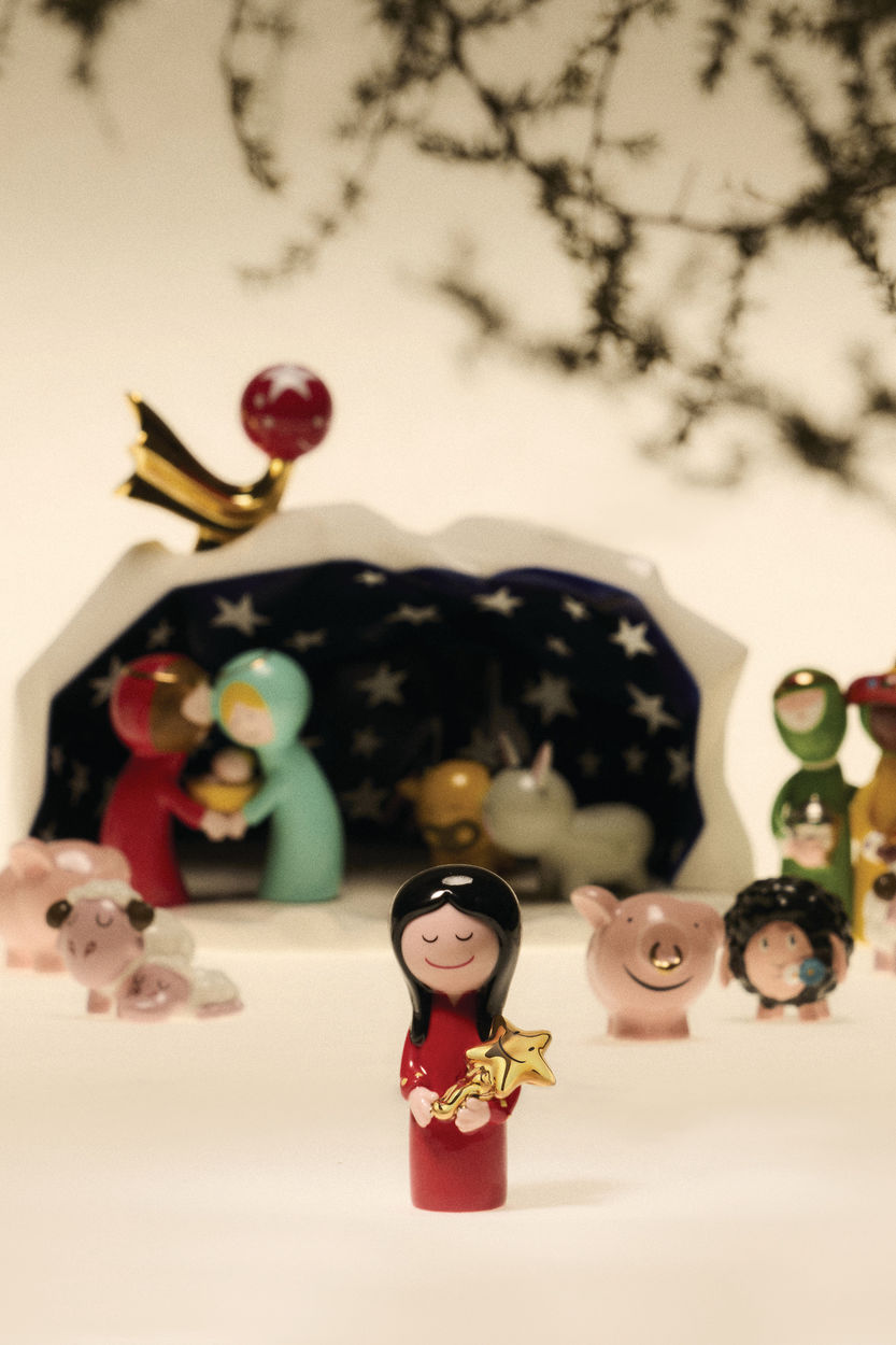 Detailaufnahme der Alessi AGJ01 Figlio delle stelle Porzellanfiguren, die eine moderne und farbenfrohe Weihnachtskrippe darstellen.