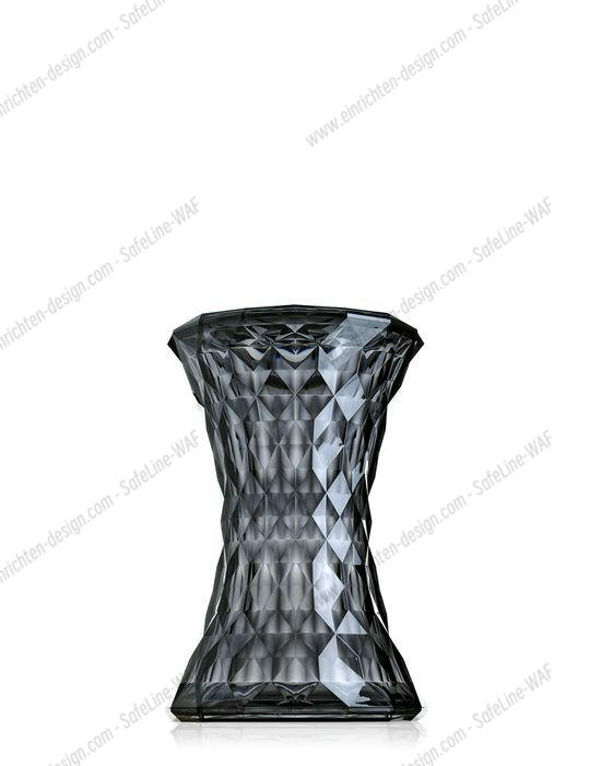 Grauer Stone Hocker von Kartell mit facettierter Oberfläche und modernem Design. Dekorative Sitzgelegenheit.