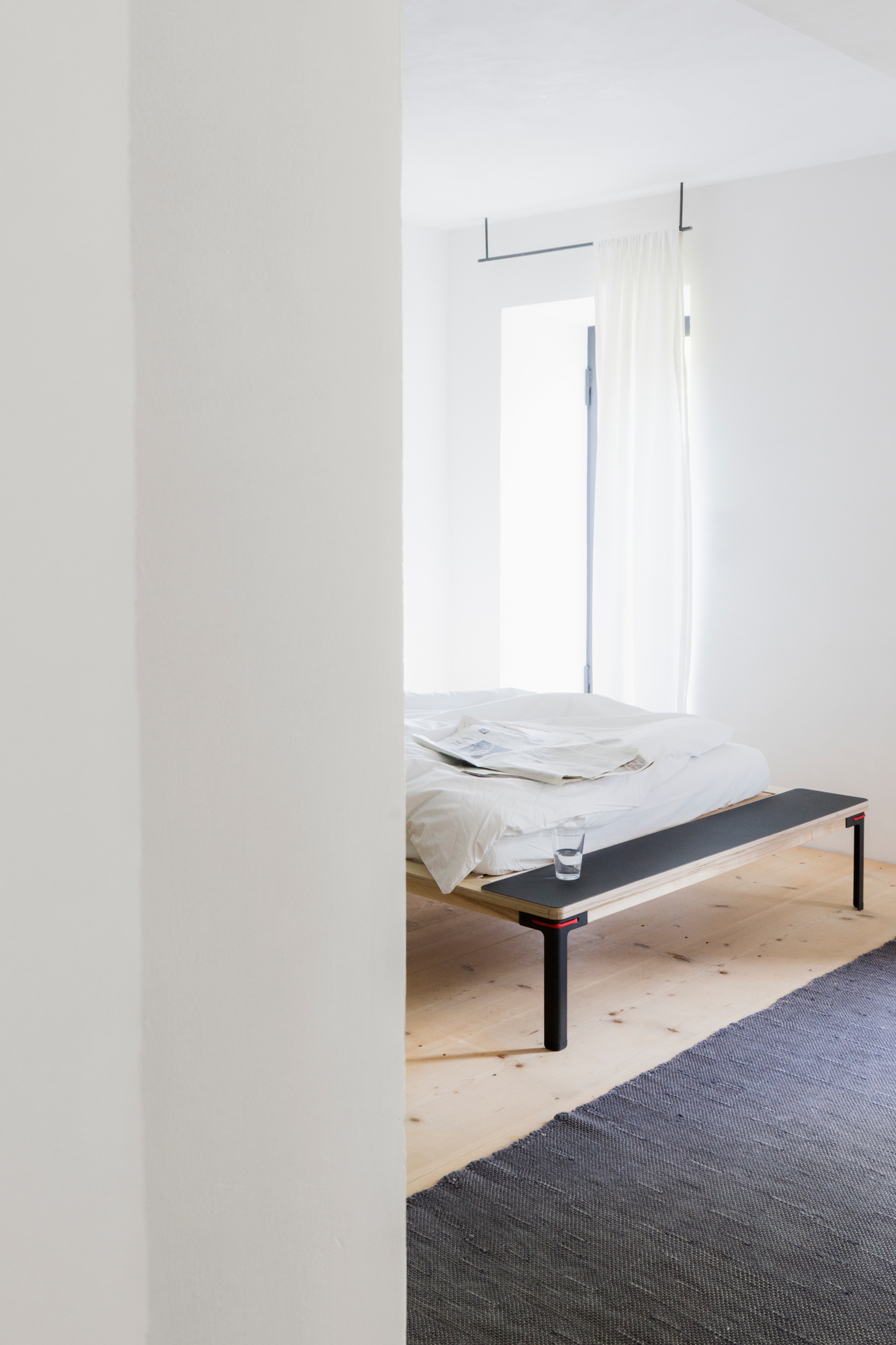 Seiltänzer bed 200 red 140 x 200 Nils Holger Moormann