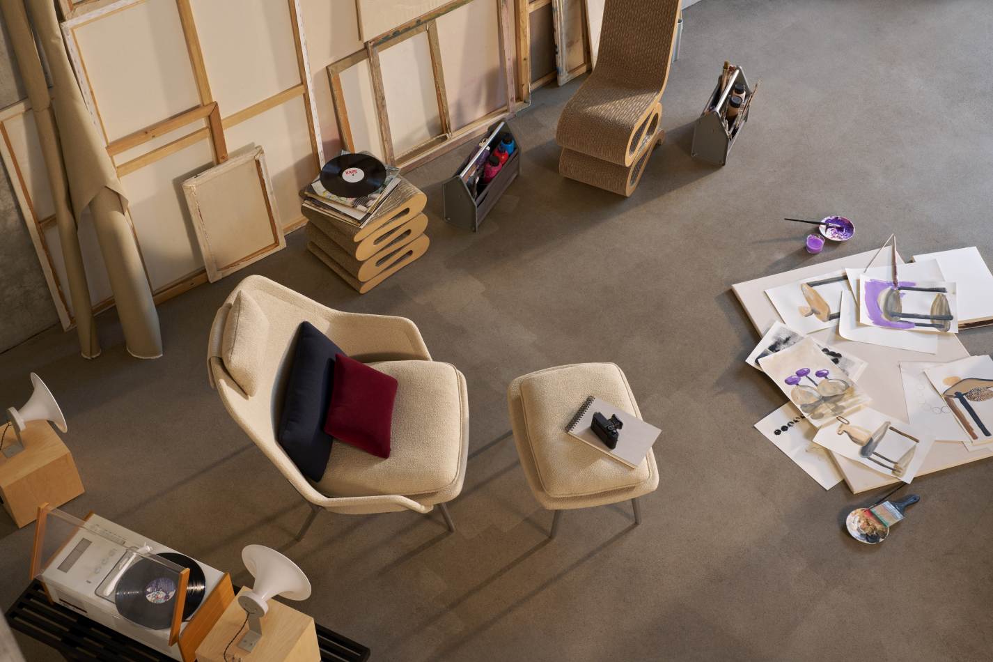 Vitra Slow Chair mit Ottoman in Stoffbezug, beiger Sessel mit Fußhocker und Kissen.