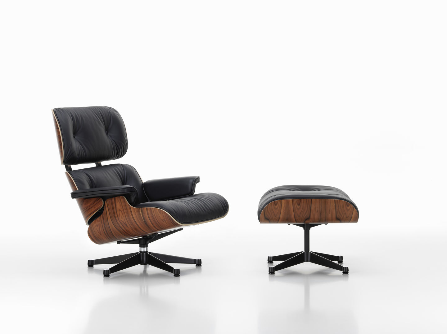 Eames Lounge Chair mit Ottoman in schwarzem Leder und dunklem Holzfurnier, Vitra Sessel.