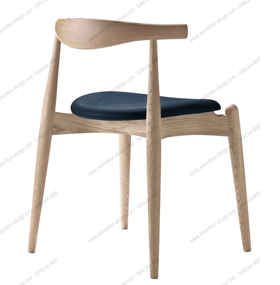 CH20 Elbow Stuhl von Carl Hansen & Søn mit blauem Polstersitz und hellem Holzgestell.