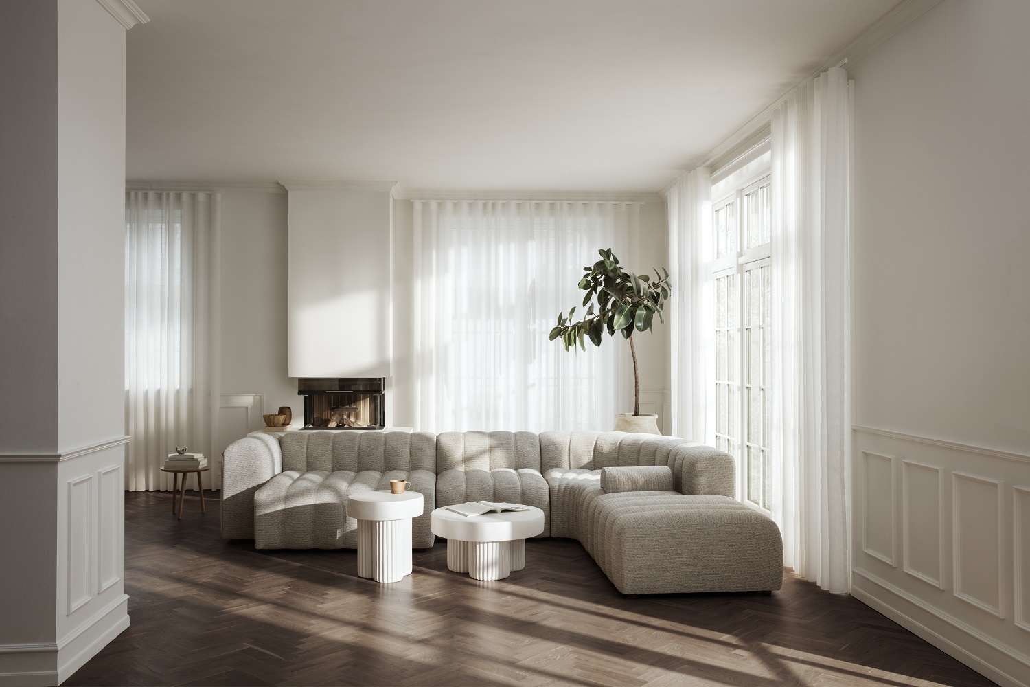 Norr11 Fin Side Table Beistelltisch in weißem Interieur mit Sofa, Kamin und Parkettboden.