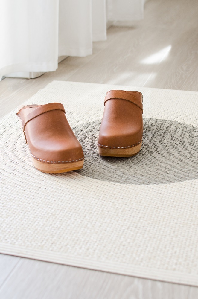 Vera Small One Plastic carpet 70x90 cm Warm grey Pappelina SINGLE PIECES