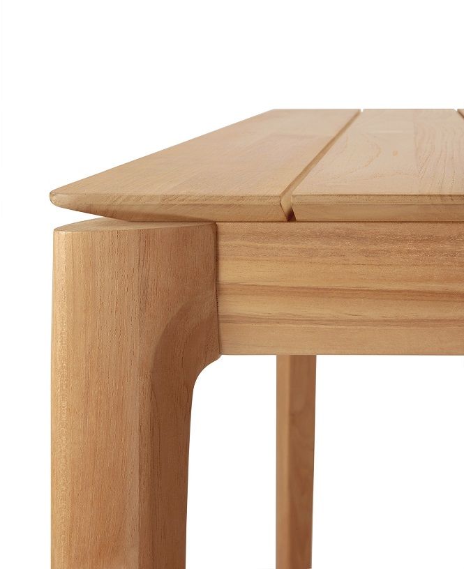 Detailaufnahme des Ethnicraft Bok Outdoor Tischs aus Teakholz, quadratisch, mit Fokus auf die Tischplatte und das Bein.