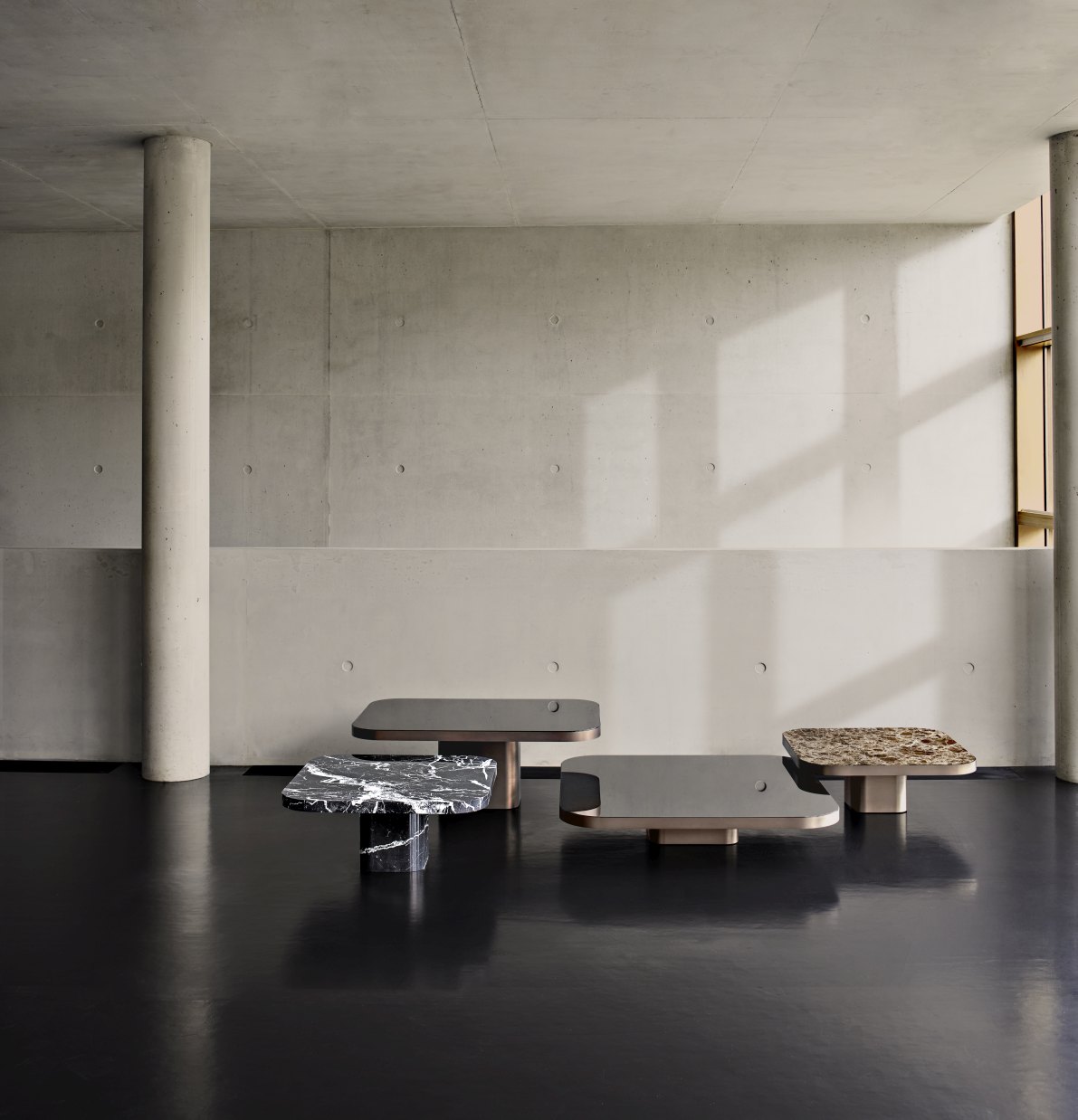 ClassiCon Bow Coffee Table No. 3: Vier moderne Couchtische aus Marmor und Glas in minimalistischem Raum.