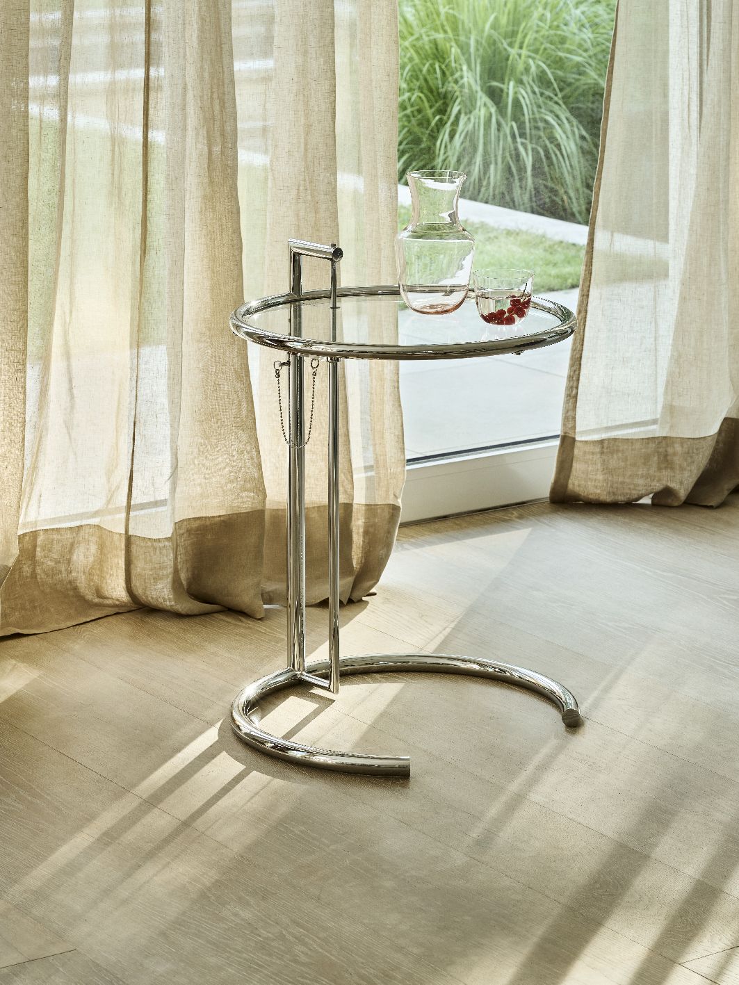 Adjustable replacement glass plate for ClassiCon side table