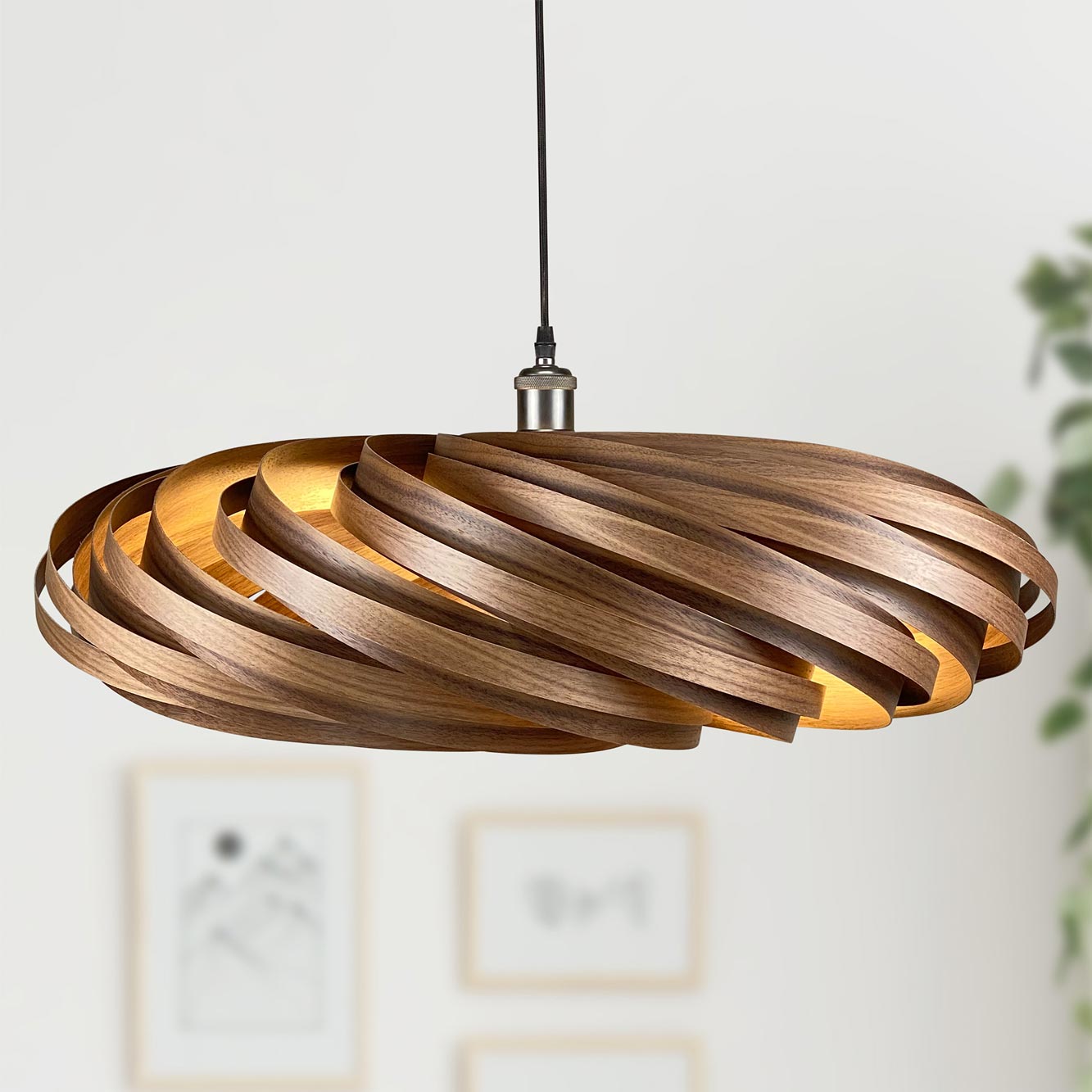 Veneria Hängeleuchte aus Nussbaumholz, spiralförmiges Design, moderne Pendelleuchte für Wohnzimmer und Essbereich.