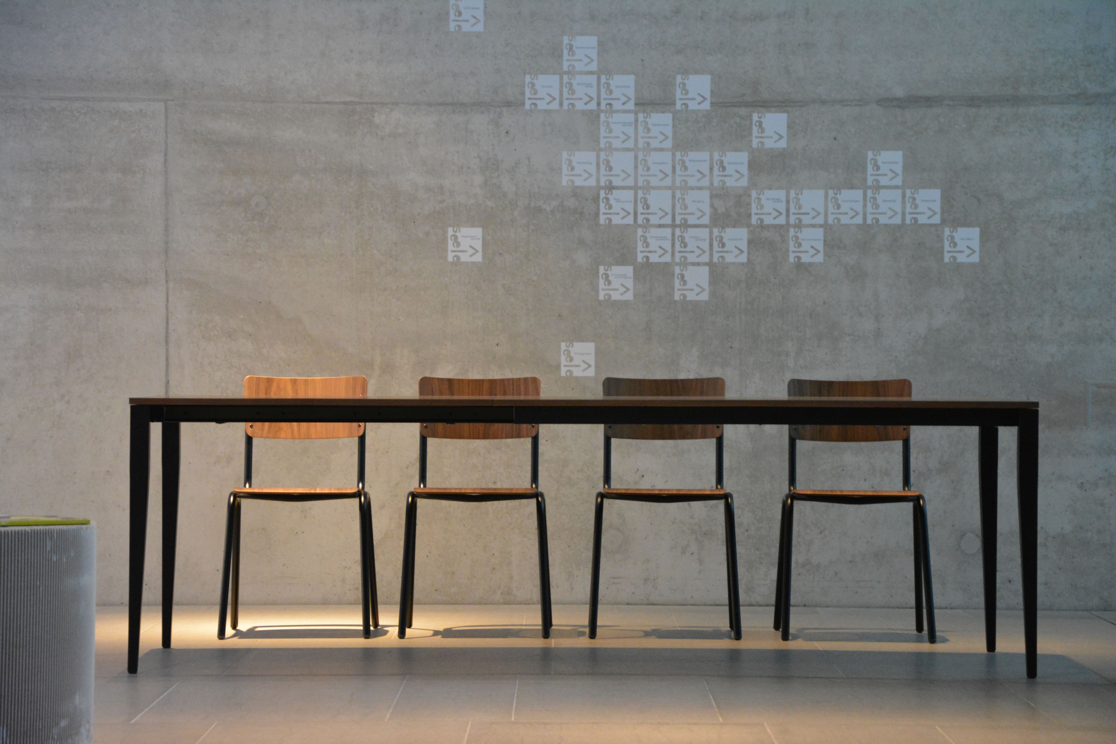 Jupiter Extending Table Jan Kurtz