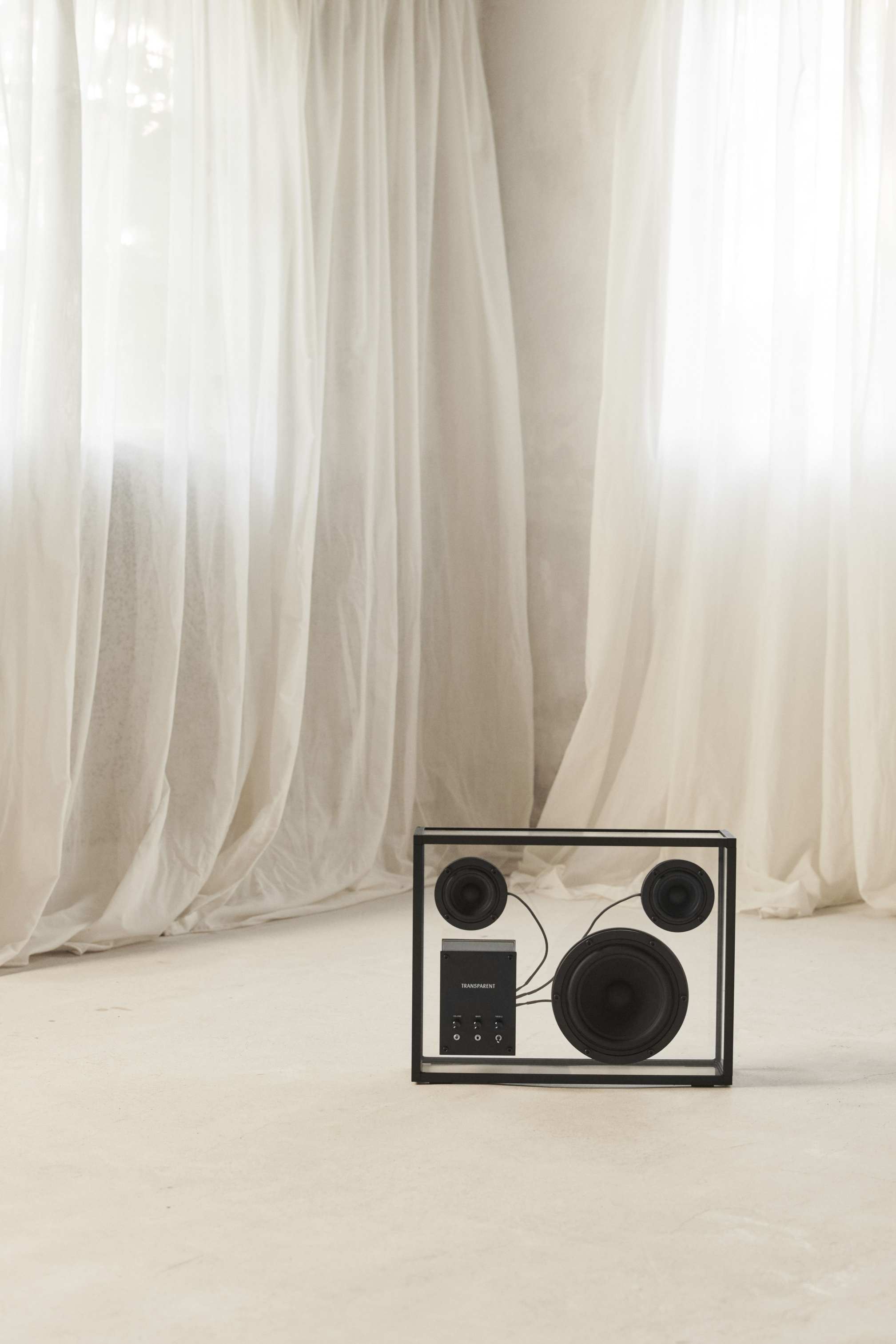 Transparent loudspeaker Transparent