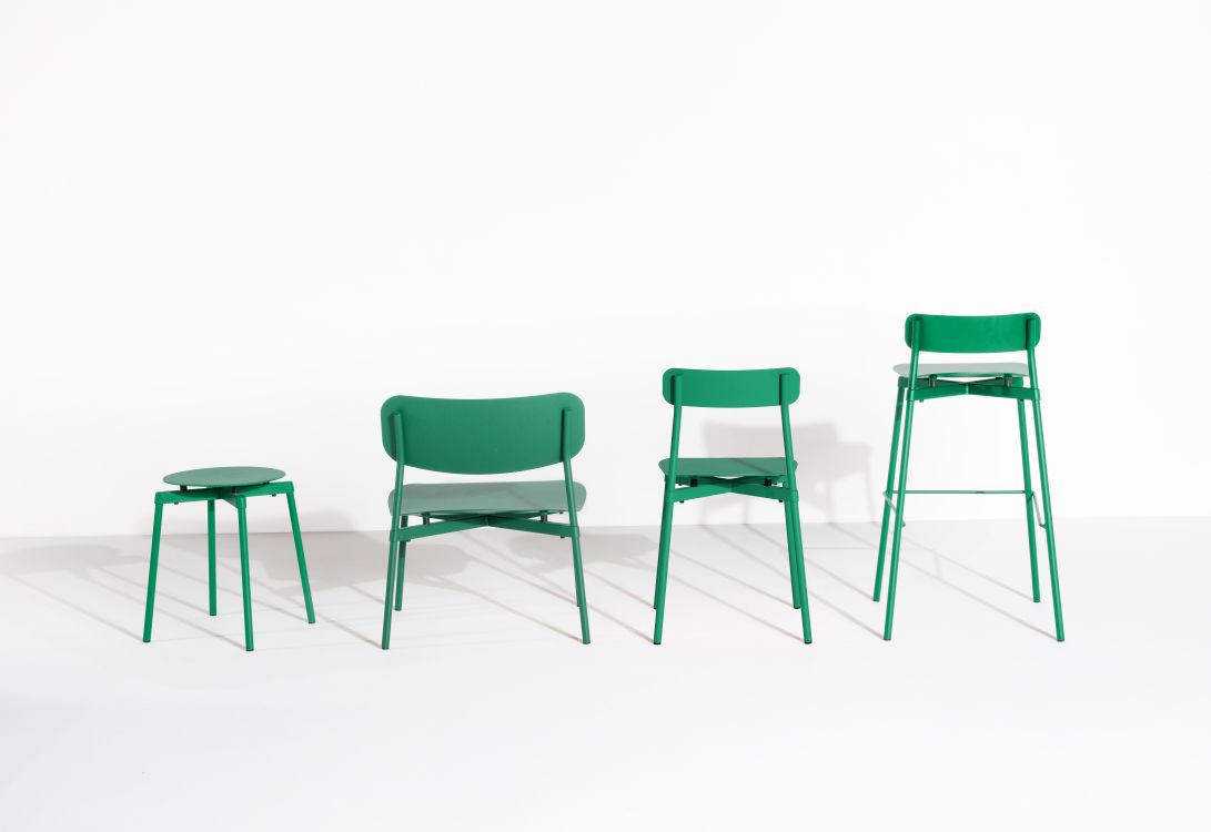 Mintgrüne Fromme Lounge Chair Stühle und Hocker von Petite Friture auf weißem Hintergrund.