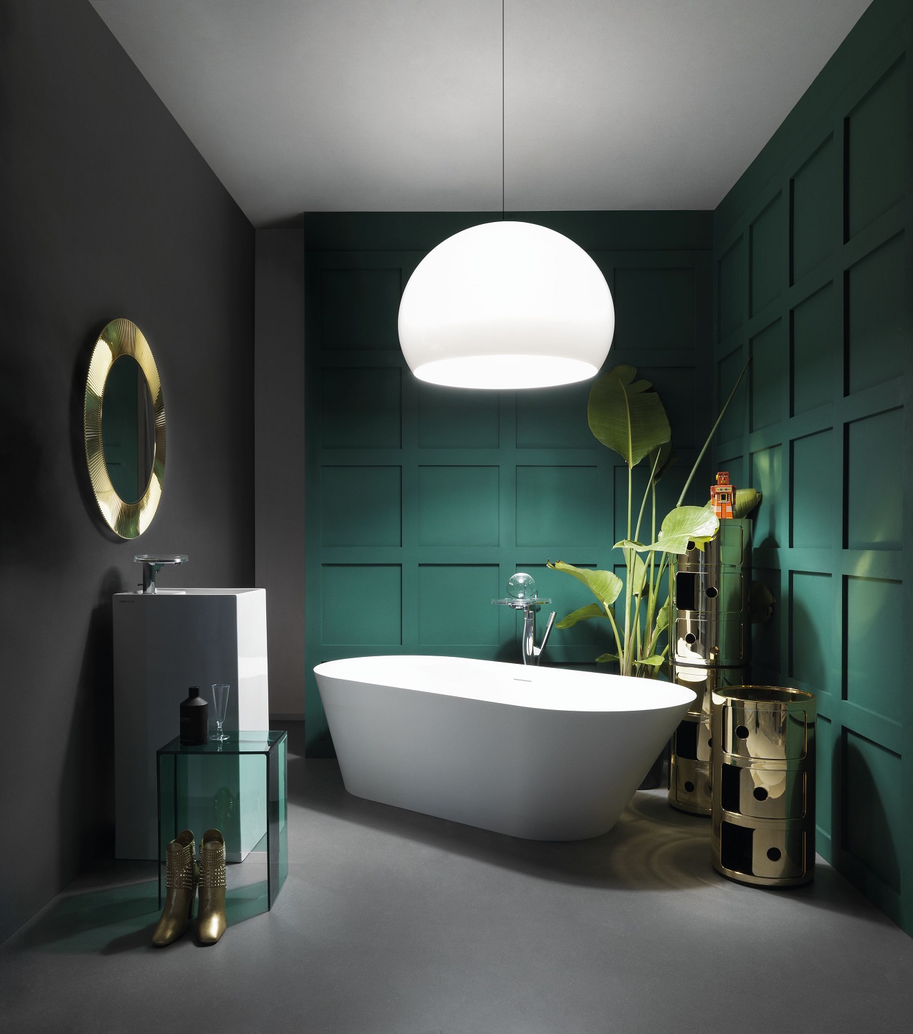 Moderne Badezimmer-Szene mit freistehender Badewanne und Kartell Fly Pendelleuchte als stilvolle Beleuchtung.