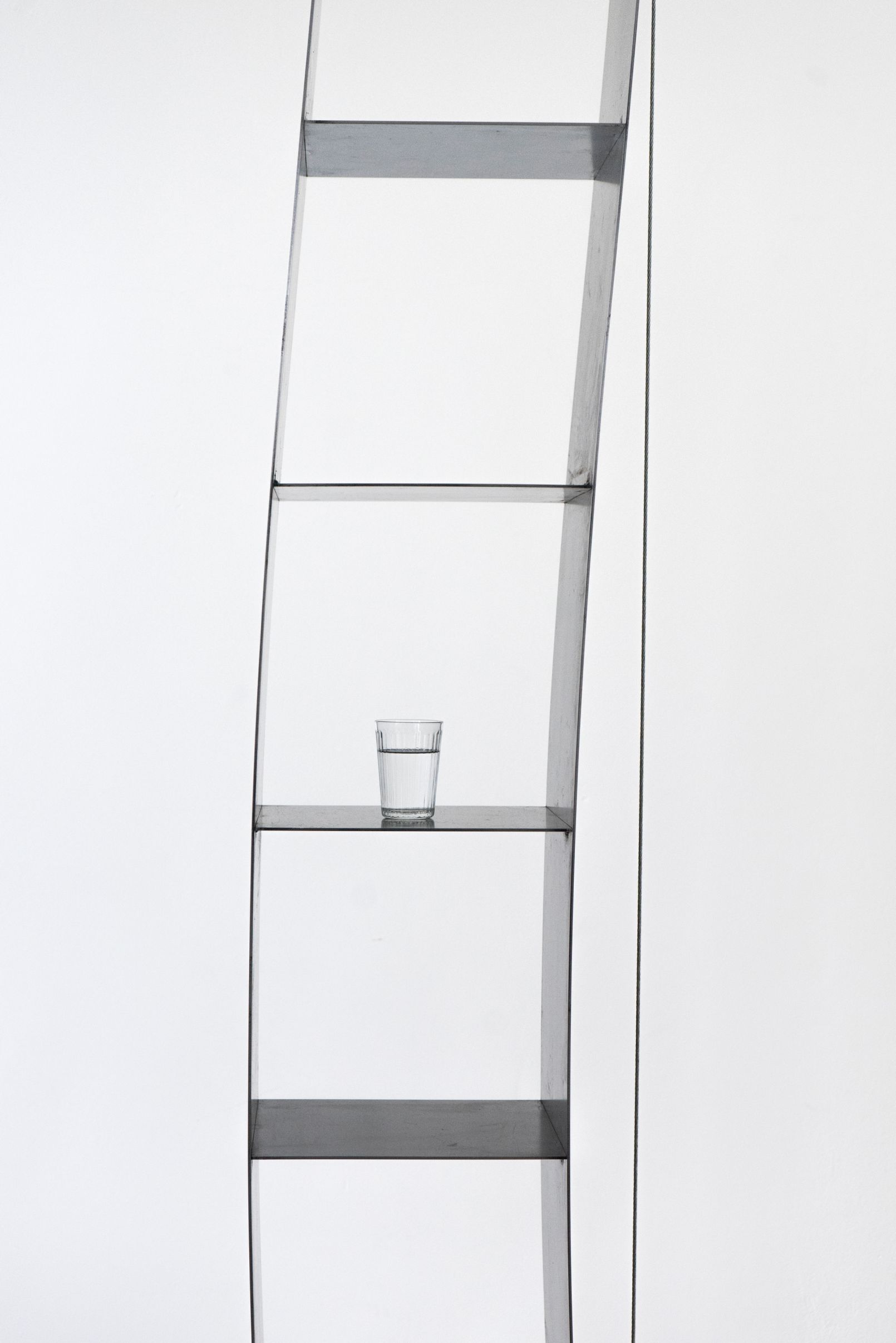Gespanntes Regal Shelf Nils Holger Moormann