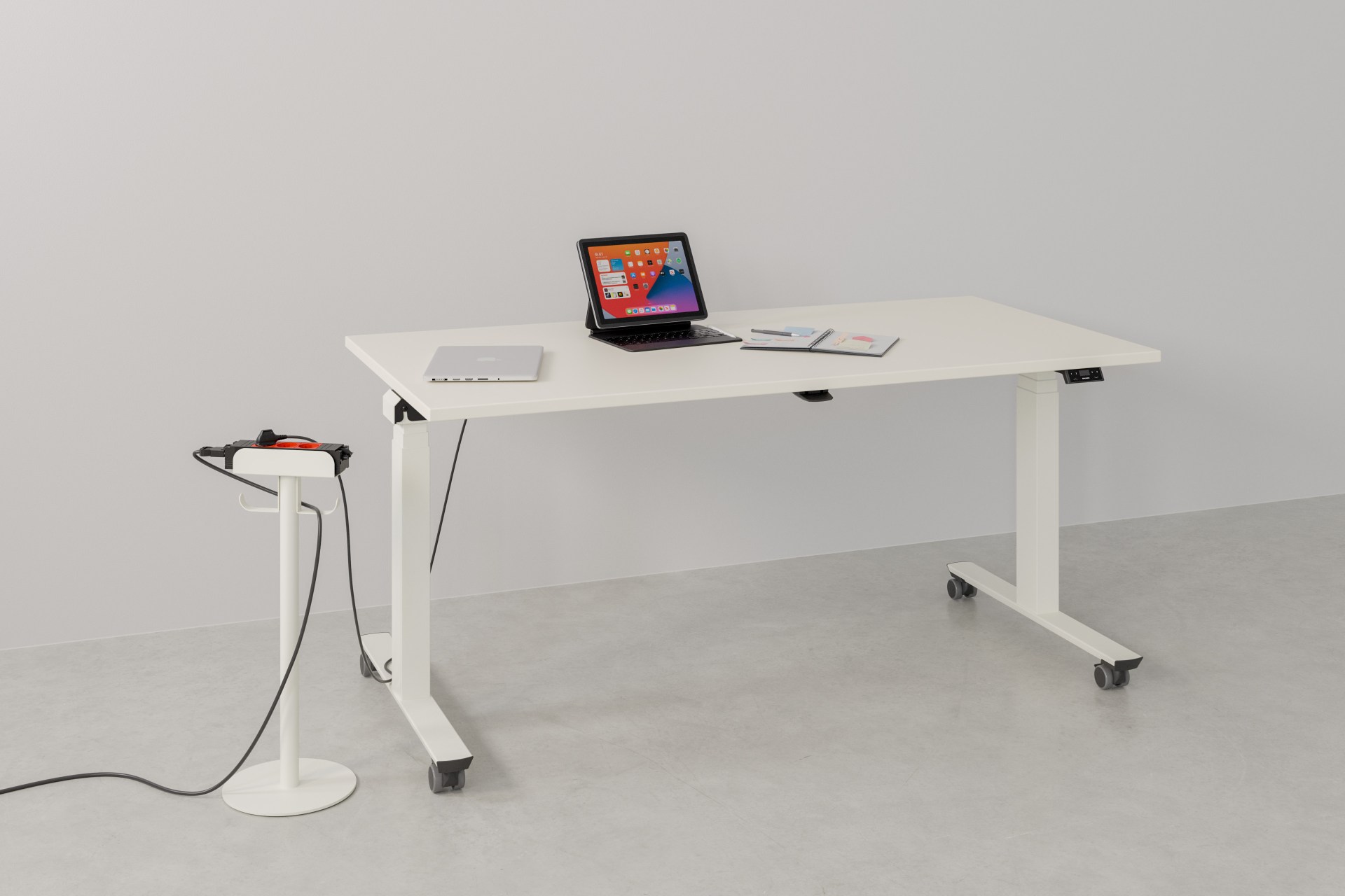 Weißer PiD Palmberg Schreibtisch mit Laptop, Tablet und Rollen für flexibles Arbeiten im Büro.