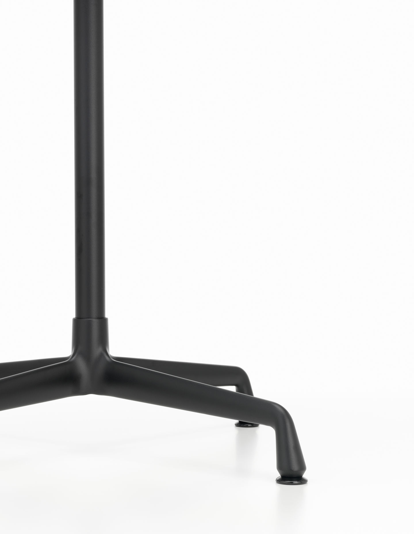 Eames Contract Tables High Standing Table Ø 70 cm Vitra