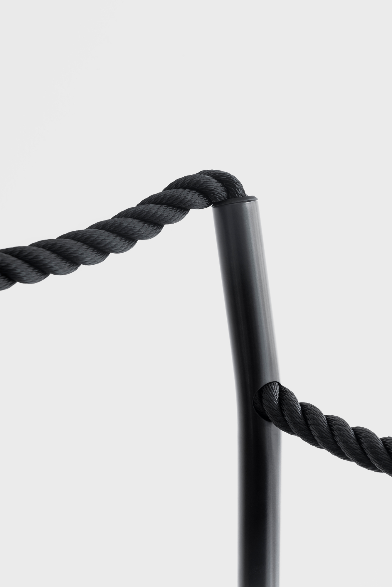 Detailaufnahme des schwarzen Rope Chair Stuhls von Artek, der Seil und Rahmen zeigt.
