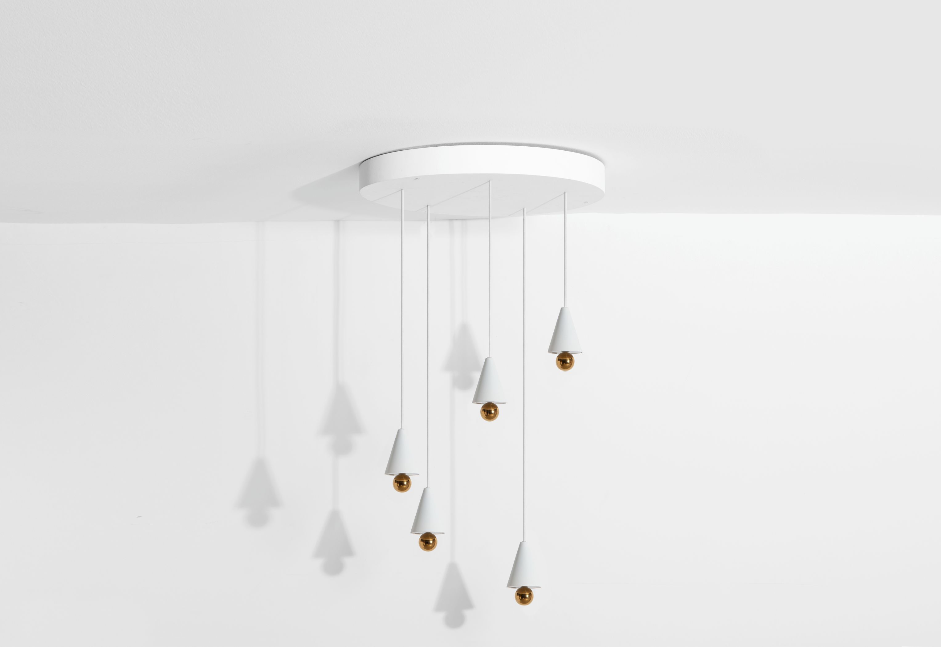 Weiße Cherry Pendelleuchte von Petite Friture, 5-flammig, mit runder Deckenplatte. Modernes Design für Wohnräume.