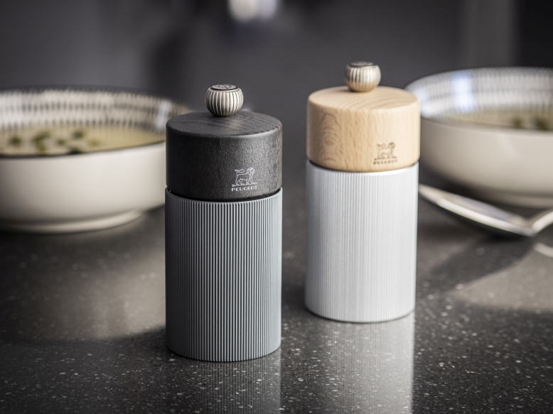 Peugeot Line Salzmühle aus Aluminium und Holz, 12 cm hoch, in Natur und Anthrazit.