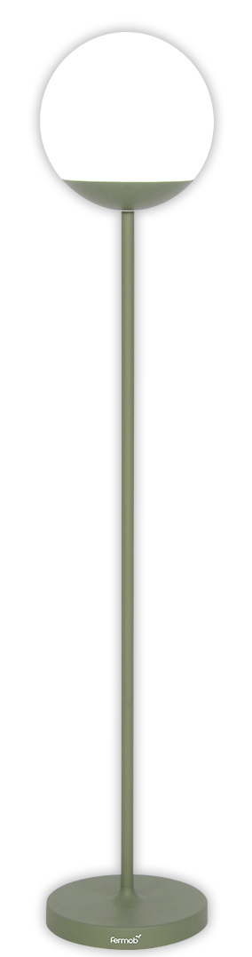 Grüne Mooon! Stehleuchte von Fermob, Höhe 134 cm, mit runder, leuchtender Kugel.