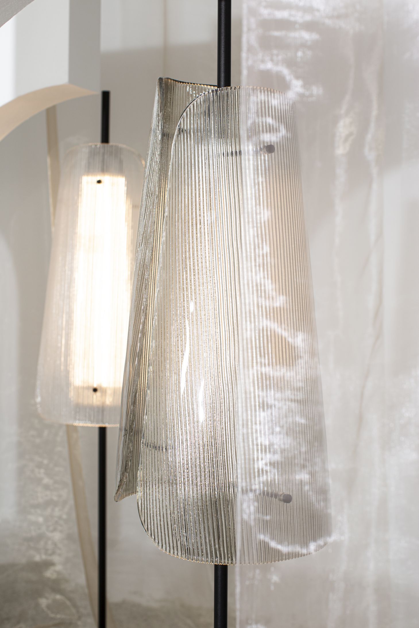 Bent Two Floor lamp Transparent/ black with fixed LED 1600lm Pulpo