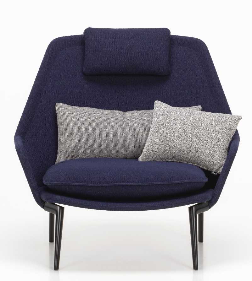 Blauer Vitra Slow Chair Sessel mit Stoffbezug und grauen Kissen vor weißem Hintergrund.