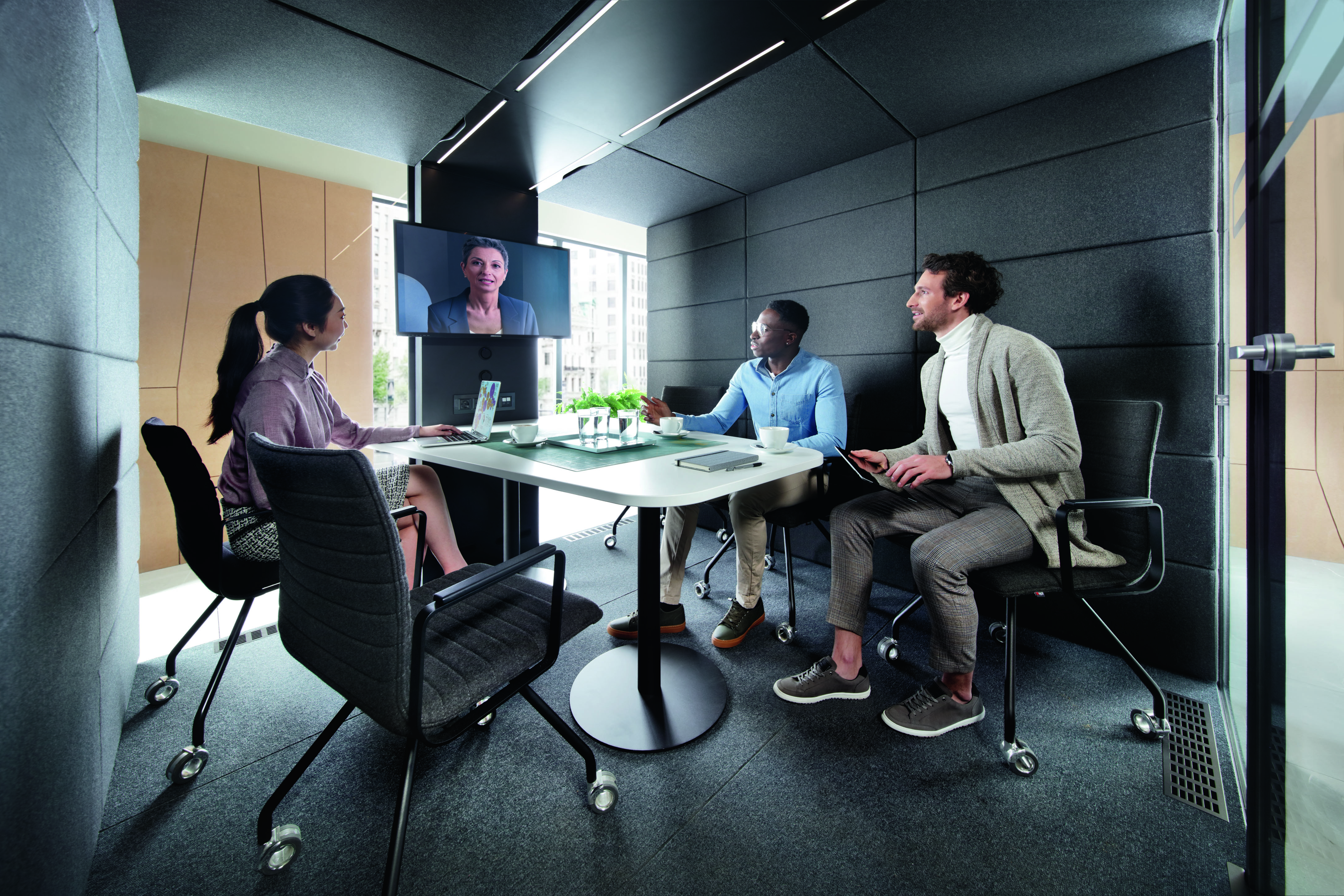 HushMeet L Meetingbox: Drei Personen in Besprechungskabine mit Bildschirm für Videokonferenz. Büro Akustiklösung.