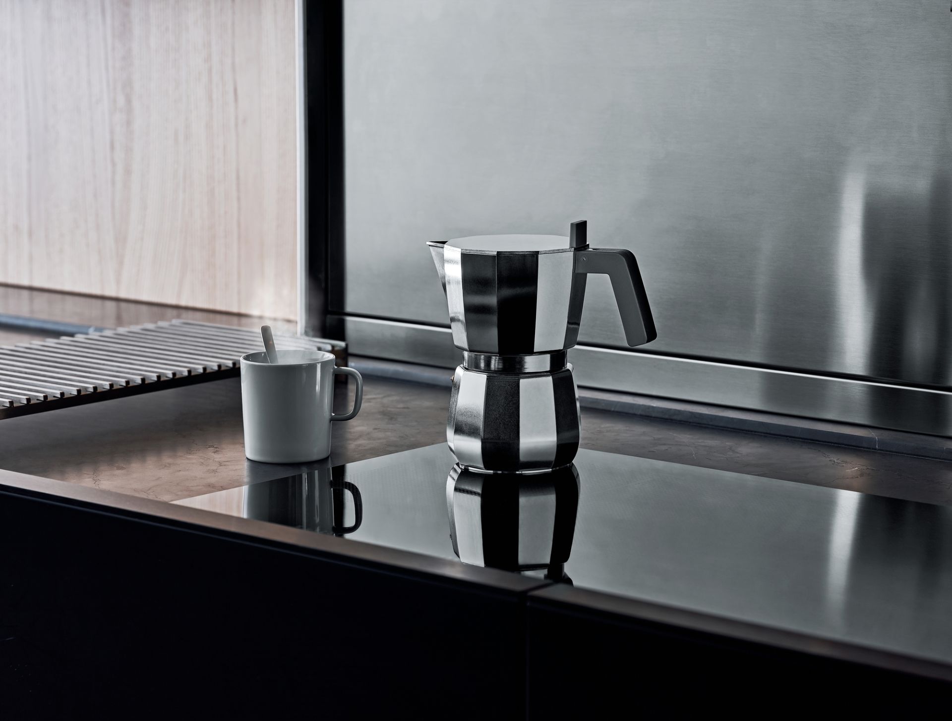 https://www.einrichten-design.com/media/ed/ec/c8/1631786152/Alessi%20DC06%209%20FM%20Moka%20Espressokocher%20aus%20Gu%C3%9Faluminium259dd_Kaffeeerlebniswelt_15.jpg