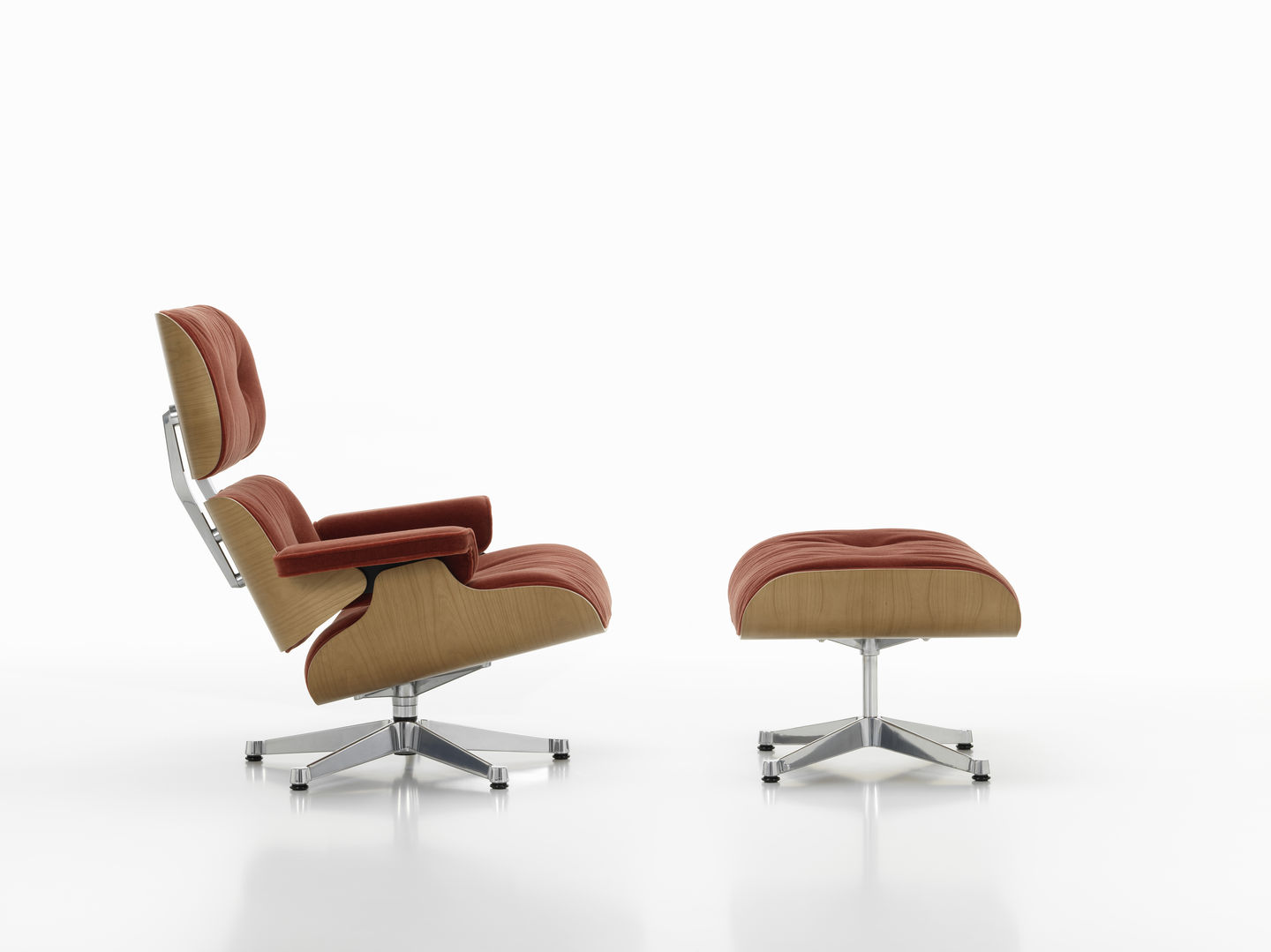 Eames Lounge Chair mit Ottoman Sessel in braunem Stoff und Holz, Vitra Designklassiker.
