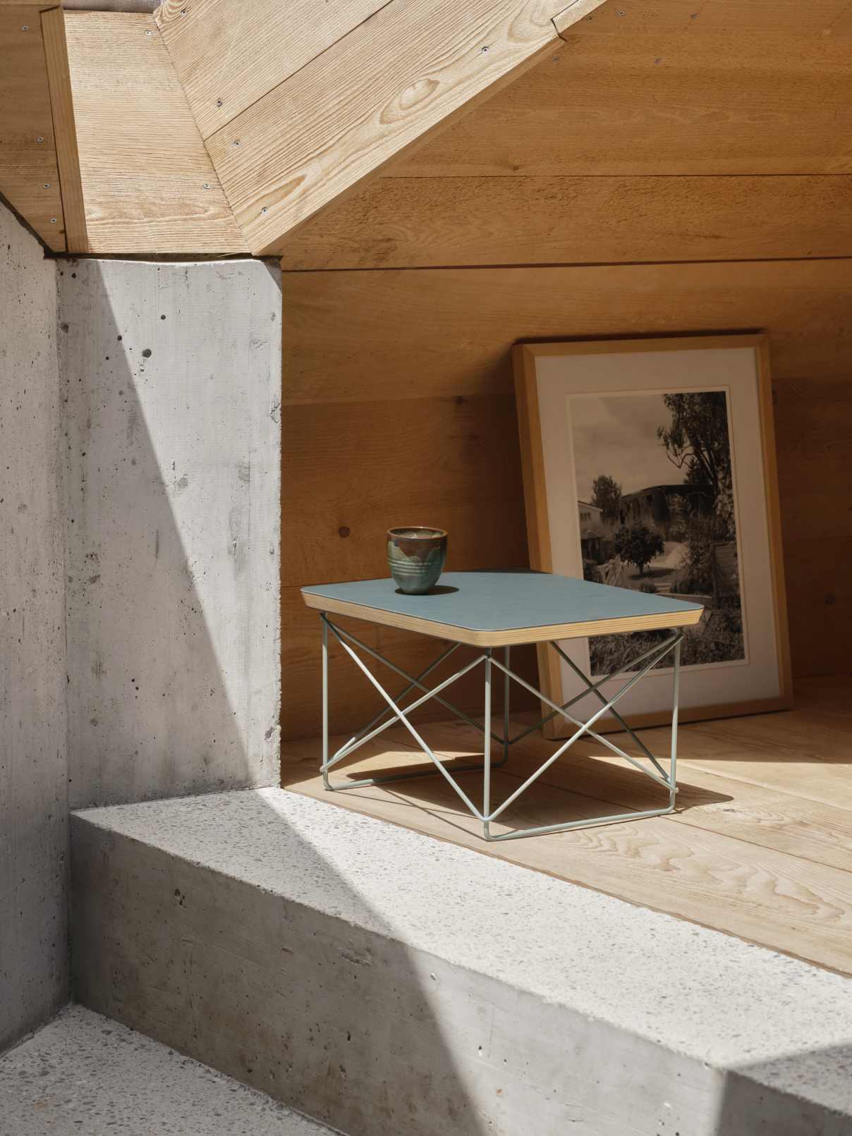 Vitra Beistelltisch LTR Occasional Table mit Linoleum Jade Tischplatte und filigranem, hellen Drahtgestell in moderner Raumgestaltung.