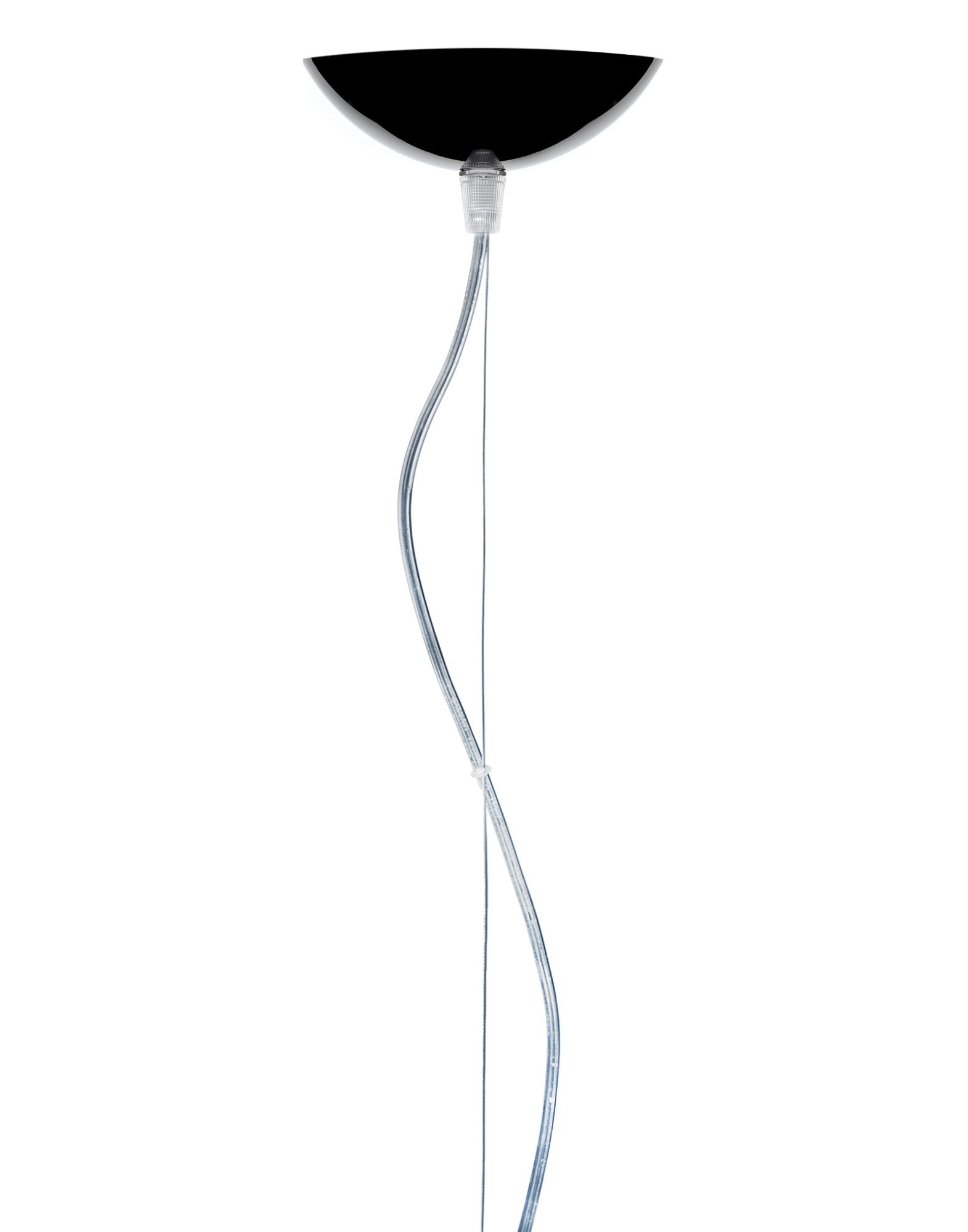 Detailaufnahme der schwarzen Kartell Fly Pendelleuchte mit transparentem Kabel vor weißem Hintergrund.