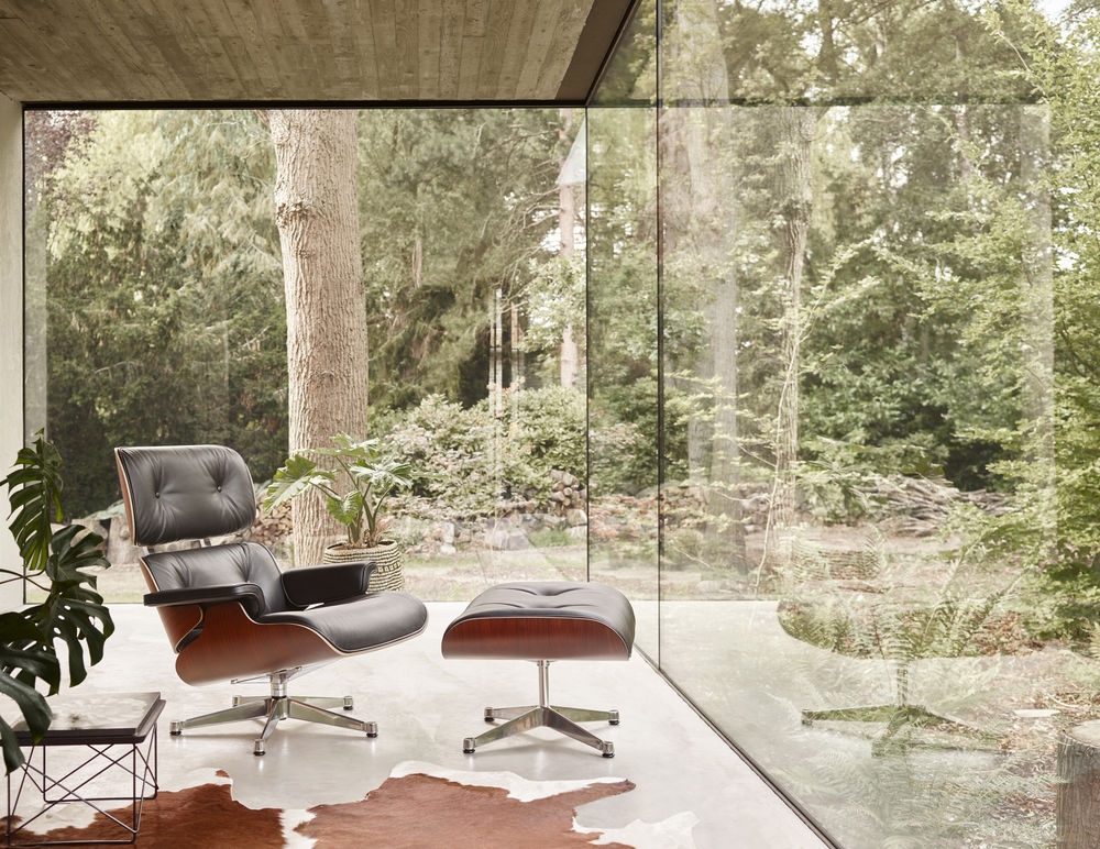 Eames Lounge Chair & Ottoman Walnut white leather Vitra