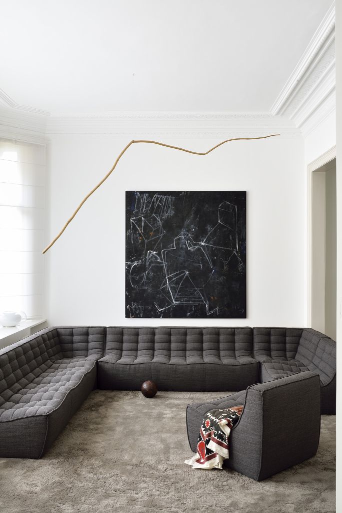 N701 Sofa Ecke von Ethnicraft in Dunkelgrau: Modulares Ecksofa mit gesteppter Oberfläche im Wohnzimmer.