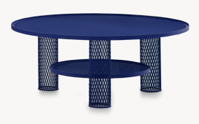 Blauer, runder Beistelltisch "Net" von Moroso mit filigranem Metallgeflecht und zusätzlicher Ablagefläche. Moderner Couchtisch für Wohnzimmer oder Terrasse.