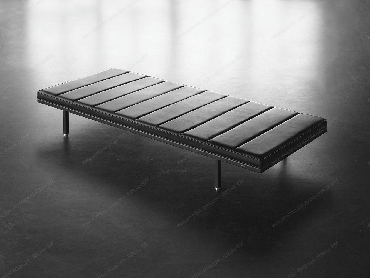 Schwarzes Vipp Daybed VIPP461 mit Lederpolsterung und minimalistischem Design auf dunklem Untergrund.