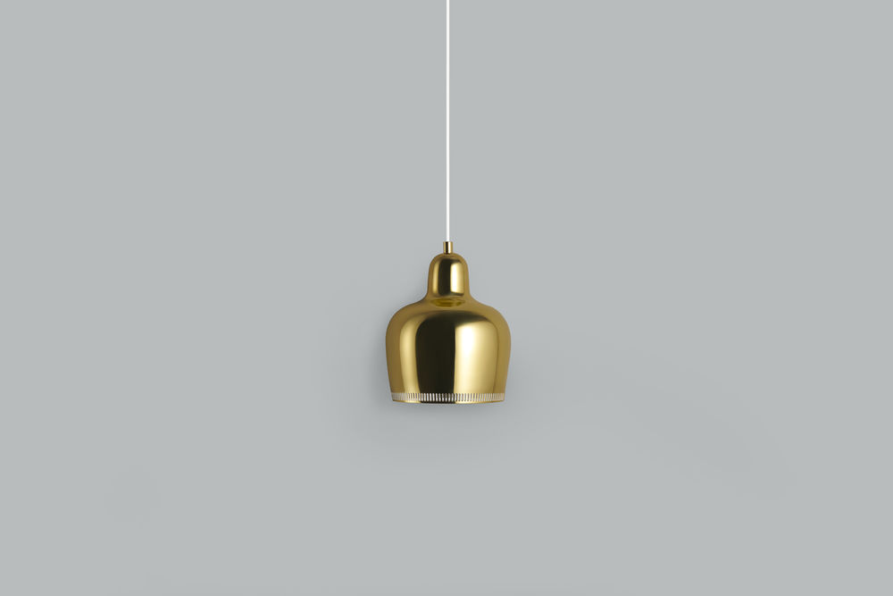 A330S Golden Bell Pendelleuchte von Artek: Glockenförmige Hängelampe aus Messing mit weißem Kabel.