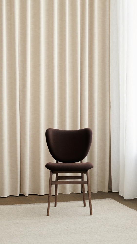 Frontansicht des braunen Elephant Dining Chair Stuhls von NORR11, gepolsterter Esszimmerstuhl mit Holzbeinen.
