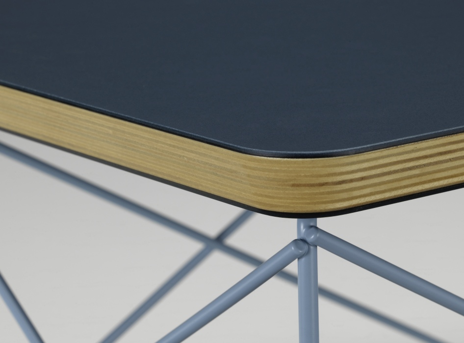 Detailaufnahme vom Vitra LTR Beistelltisch mit Linoleum-Tischplatte in Rauchblau und filigranem, hellblauem Stahlgestell.