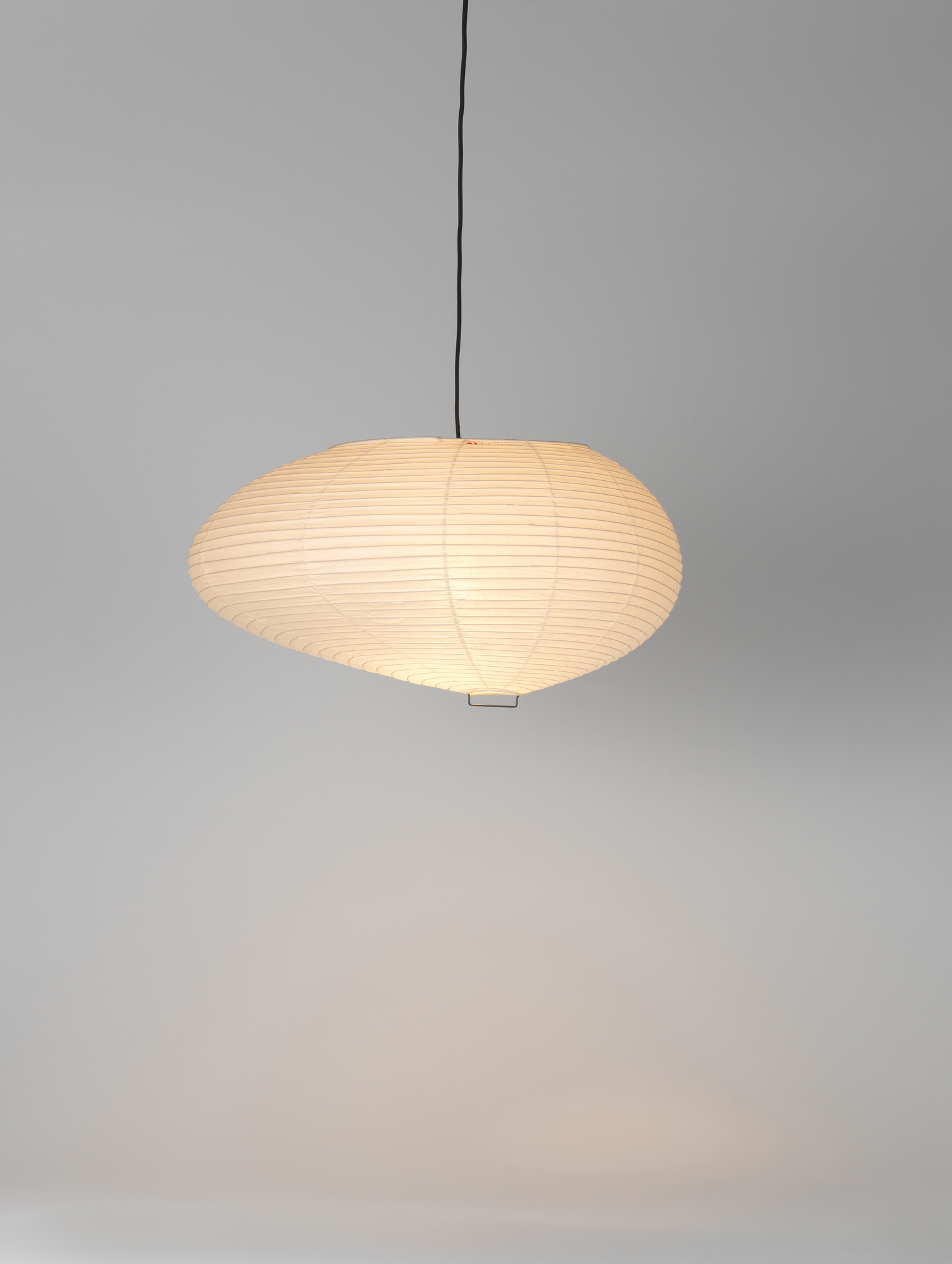 Akari Pendelleuchte: Helle Papierleuchte 16A von Vitra, moderne Hängeleuchte für Wohnräume.