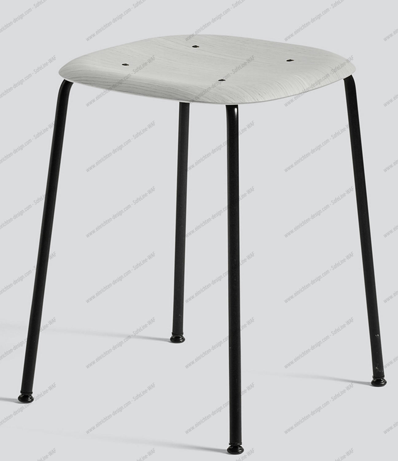 Soft Edge 70 Stool Hay Hay Soft Edge Hocker 70: Moderner Barhocker mit hellem Holzsitz und schwarzem Metallgestell.