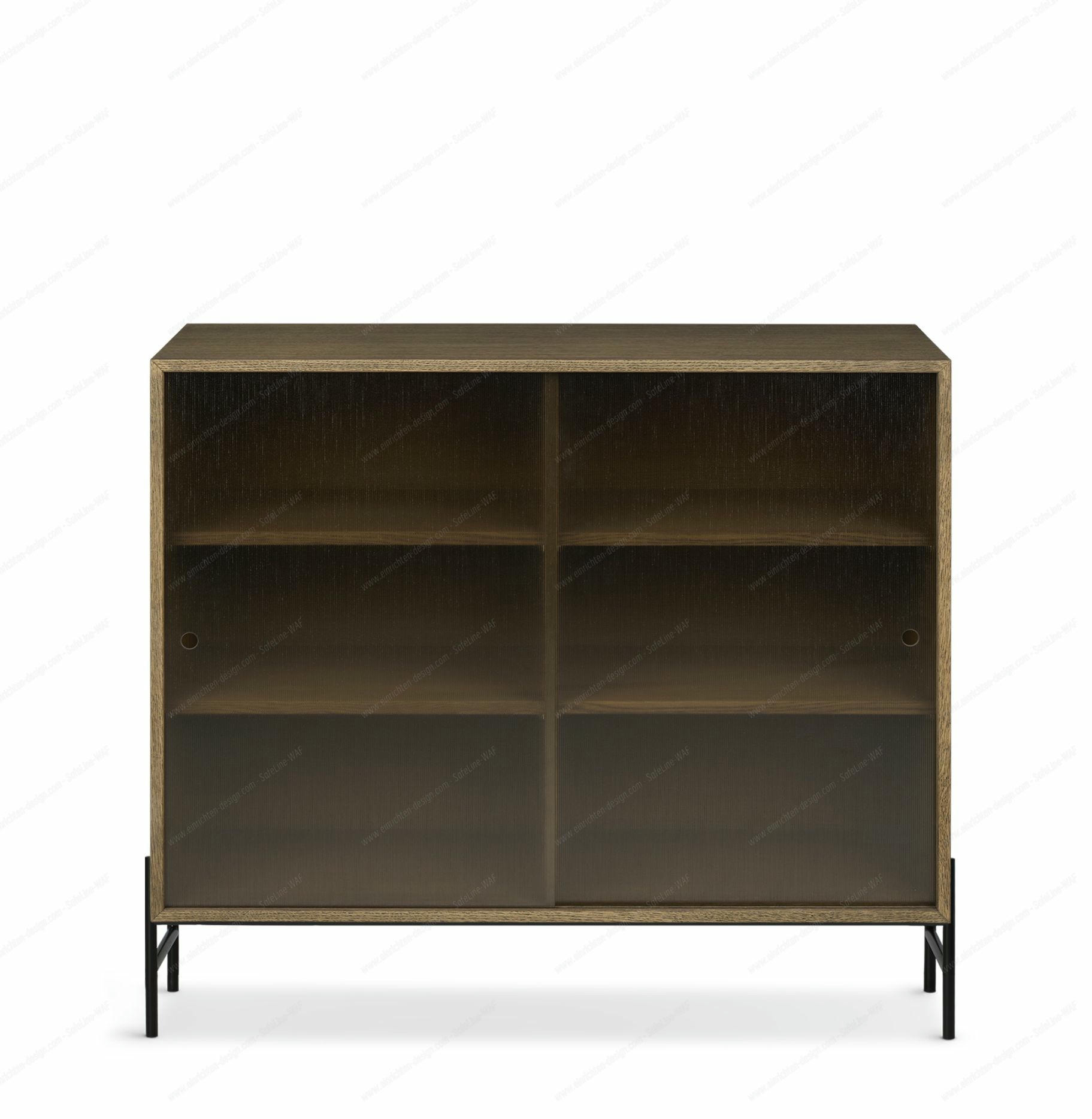 Hifive Glasvitrine Low aus geräucherter Eiche mit Glasschiebetüren und schwarzen Metallfüßen. Möbel für Wohnzimmer.