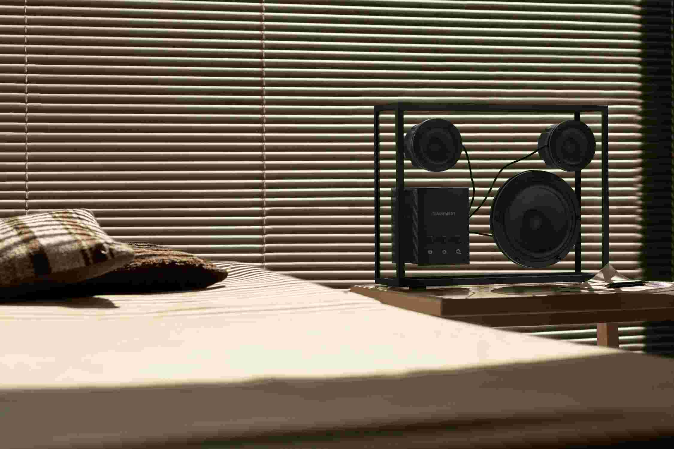 Transparent loudspeaker Transparent
